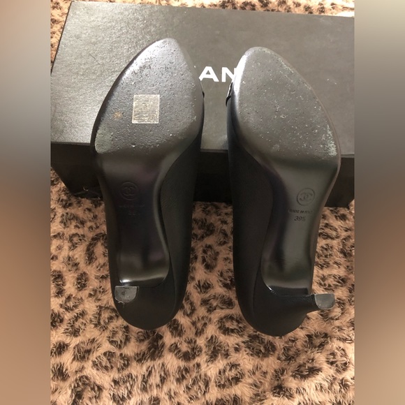 2019 Interlocking CC Logo Chanel Leather Pumps - Picture 13 of 13